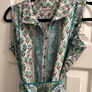 🌟SUE SARTOR🌟 Green and Blue Floral Sleeveless Flounce Dress with Sash